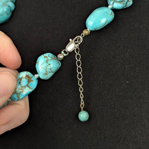 V. Graduated Chunky Dyed Howlite Knotted Necklace - Picture 4 of 6